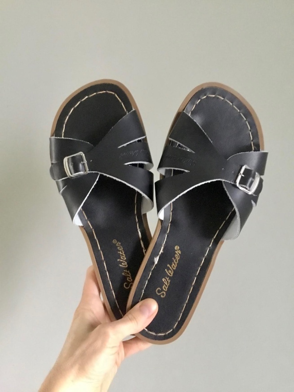 Salt Water Classic Slides in black size 8 (6UK)